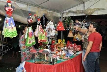 Artes&atilde;os exp&otilde;em produtos natalinos em shopping e avenida 