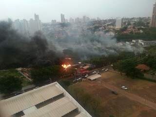 Segundo estudantes, fogo começou por volta das 16h30 (Foto: Reporter News)