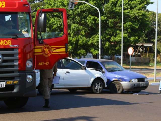 Motorista não respeita sinalização e causa acidente na Vila Progresso