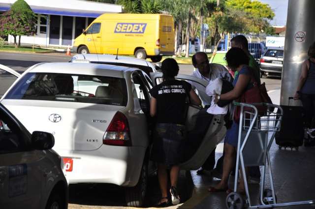 Com voos lotados, passageiros fazem &quot;fila e fila&quot; para pegar malas e t&aacute;xi