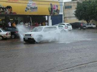 Chuva rápida na tarde de hoje alagou ruas e calçadas, principalmente na região norte de Campo Grande (Foto: Alcides Neto) 