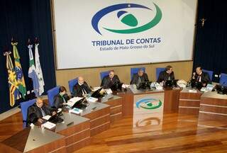Sessão do Tribunal de Contas nesta quarta-feira, comandada pelo conselheiro Waldir Neves, presidente da Casa (Foto: TCE/Divulgação)