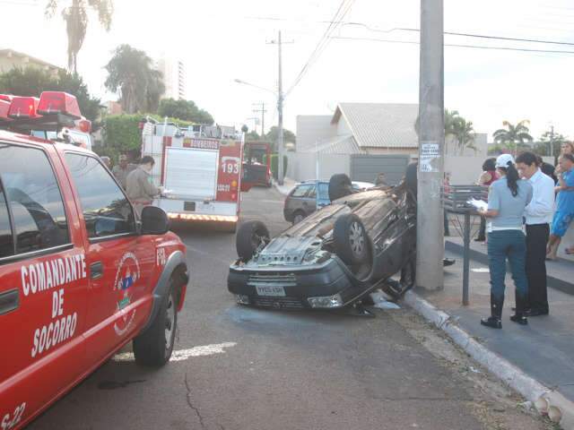  Uno capota ao ser atingido por Parati no bairro Monte Castelo