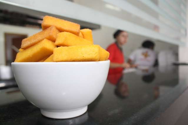 Mania com frango assado, polenta frita tem l&aacute; seus segredinhos