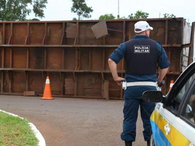 Moradores encontram ba&uacute; de carga abandonado em avenida