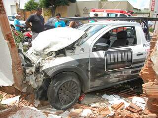 Veículo derrubou muro após colisão com carro (Foto: Elverson Cardozo)