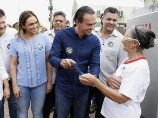 Marquinhos (de camisa azul) fez campanha em bairros. (Foto: Divulgação)