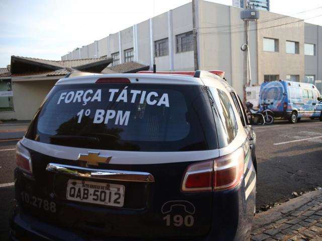 Pol&iacute;cia vai ouvir professores e aluno que entrou em escola armado 
