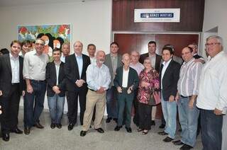 No centro da foto, o presidente há 30 anos da Associação que reúne microempresários em MS. (Foto: Marcelo Alves /Sebrae/MS)