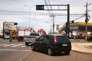 Polícia de Trânsito sinaliza a via. Foto: Marcos Ermínio