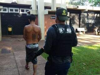 Detidos em operação desta terça-feira são levados para delegacia (Foto: Osvaldo Duarte/Dourados News)