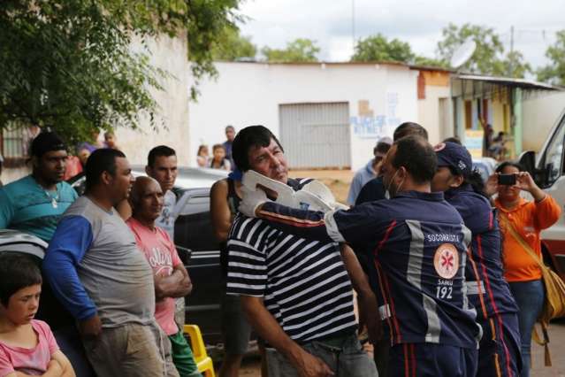 Motorista com sinais de embriaguez bate em carro parado e capota