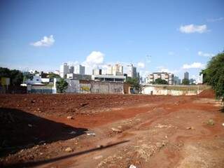 Terreno está localizado na região central de Campo Grande (Foto: Paulo Francis)