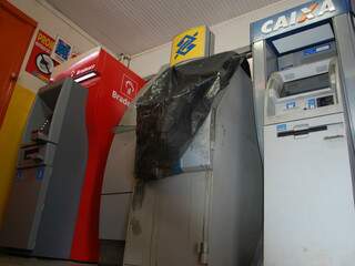 Tudo indica que bandidos utilizaram maçarico para abrir máquina. (Foto: Fabiano Arruda)
