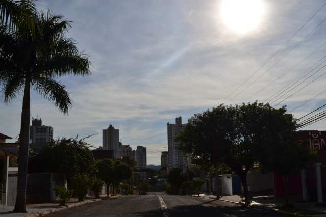 Domingo amanhece nublado, mas previs&atilde;o &eacute; de sol e muito calor 
