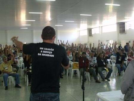 Sindicato diz que proposta do Estado s&oacute; atende a poucos e mant&eacute;m greve