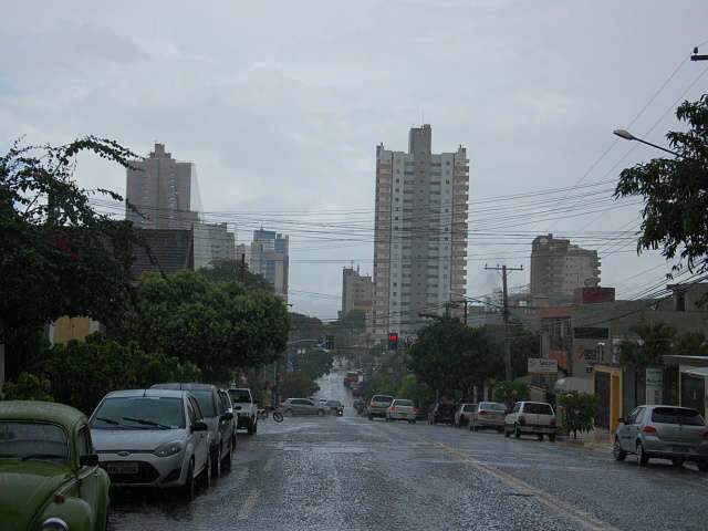  Chuva alivia tempo quente e seco em Campo Grande