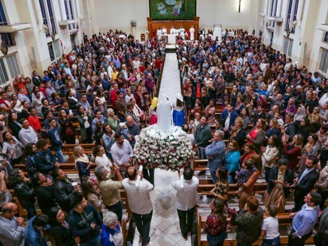 F&eacute; lota par&oacute;quia em celebra&ccedil;&atilde;o a Nossa Senhora de F&aacute;tima