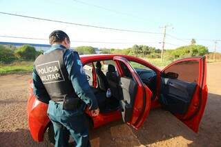 Veículo com placas de Maceió (Alagoas) foi encontrado abandonado  (Foto: André Bittar) 