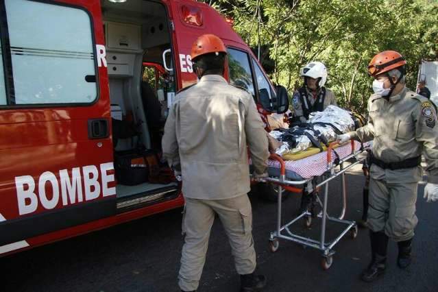 Jovem perde o equil&iacute;brio, cai no c&oacute;rrego Prosa e &eacute; resgatado pelos bombeiros