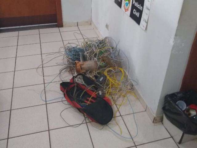 Suspeito &eacute; preso enquanto tentava roubar fia&ccedil;&atilde;o pelo teto de com&eacute;rcio 