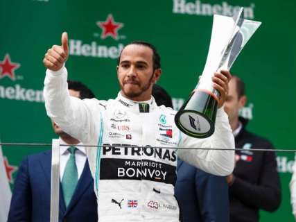 Hamilton vence GP da China e assume liderança do campeonato