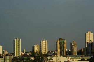 Céu amanheceu encoberto na cidade e pode chover (Foto: Marcos Ermínio)