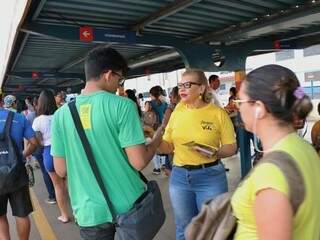No vai e vem dos ônibus, Pit Stop pela Vida fala de depressão e suicídio No vai e vem dos ônibus, Pit Stop pela Vida fala de depressão e suicídio