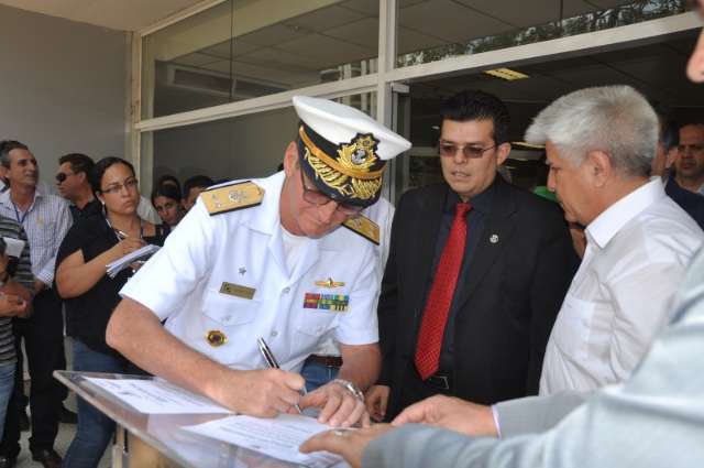 Olarte &ldquo;oficializa&rdquo; doa&ccedil;&atilde;o de terreno para constru&ccedil;&atilde;o da Capitania dos Portos