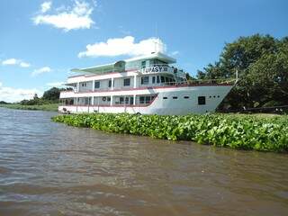 Barco usado na travessia do rio entre Porto Murtinho e a Isla Margarita, um centro de compras do lado paraguaio (Foto: Reprodução)