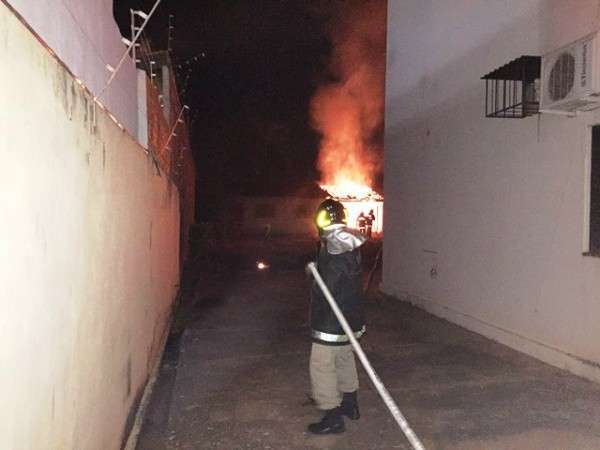 Idosa coloca fogo em lixo e provoca inc&ecirc;ndio que destr&oacute;i resid&ecirc;ncia