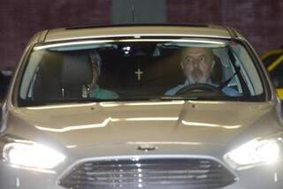 O senador Delcídio do Amaral, na foto, no banco de trás do carro, foi solto após mais de 80 dias preso (Foto: Fabio Rodrigues Pozzebom/Agência Brasil)