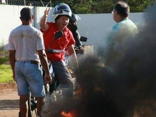 Motociclista tenta negociar com os manifestante, mas sem sucesso. (Foto: Marcos Ermínio) 