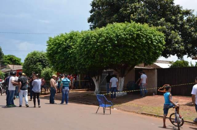 Homem de 40 anos &eacute; executado e concunhado dele ferido por pistoleiros