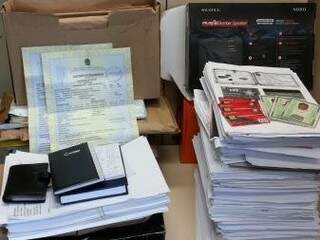 Documentos apreendidos em operação da Polícia Federal (Foto: Divulgação)
