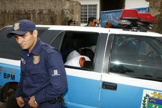 Adolescentes suspeito de estupro foram levados para delegacia em camburão da PM. (Foto: Cleber Gellio)