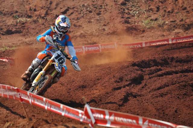 Campeonato de motocross atrai p&uacute;blico de 8 mil pessoas