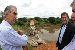 Reinaldo ao lado do prefeito Jair Scapini, em frente a ponte que desabou em 2016 (Foto: Chico Ribeiro)
