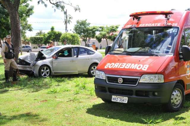 Empres&aacute;rio passa mal, perde controle de ve&iacute;culo e colide com &aacute;rvore em pra&ccedil;a