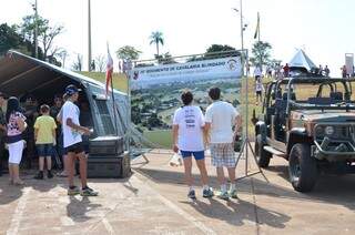 Além da corrida, Exército promove uma série de atividades, como exposição de carros e materiais (Foto: Vanessa Tamires)