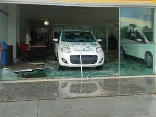 Leitor flagrou vidro de concessionária de veículos que foi de destruído pelo temporal (Foto: Bruno Coutinho)