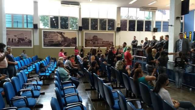 Tumulto atrasa sess&atilde;o em uma hora, mas projeto deve ser votado hoje