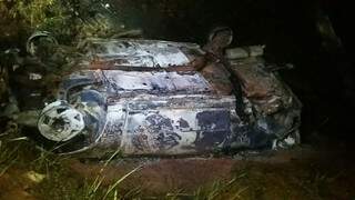 Carro pegou fogo após bater em barranco e condutora morreu (Foto: Divulgação/PRF)