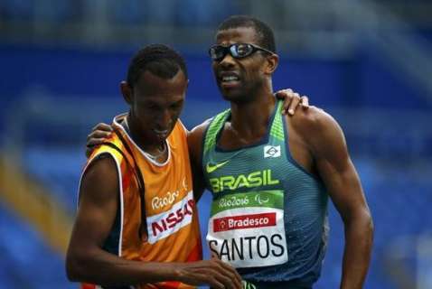 Odair Santos conquista primeira medalha brasileira na Paralimpíada