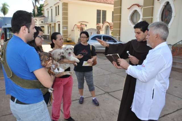  No dia do padroeiro dos animais, c&atilde;es recebem ben&ccedil;&atilde;o na Capital