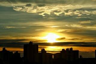 Sol predomina o céu de Campo Grande nesta manhã de segunda-feira (6). (Foto: André Bittar)