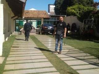 Policiais fazem buscas na casa de brasileiro, em Pedro Juan Caballero (Foto: Marciano Candia/UH)