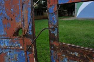 Portão de escola amarrado com arame e caindo aos pedaços (Foto: Alcides Neto)
