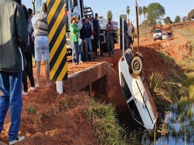 Motorista &eacute; encontrado morto em carro ca&iacute;do dentro de c&oacute;rrego 
