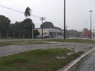 Chuva alagou ciclovia na Avenida Cônsul Assaf Trad. no norte de Campo Grande...